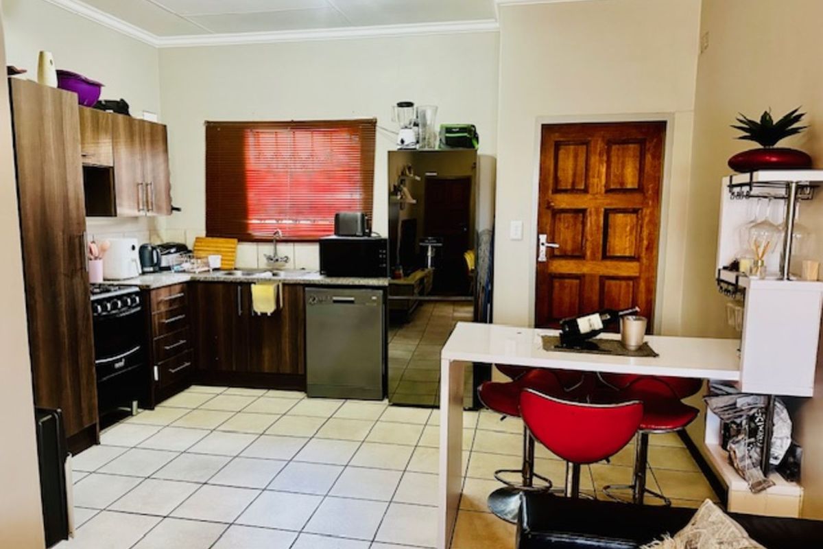 Townhouse For Sale in Terra Nova - Photo 5