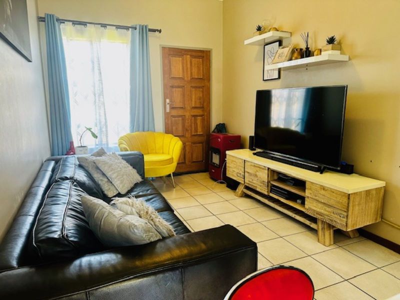 Townhouse For Sale in Terra Nova - Photo 6