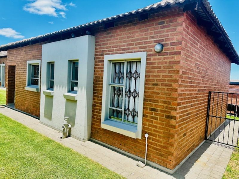 Townhouse For Sale in Terra Nova - Photo 2