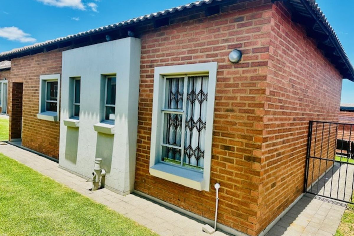 Townhouse For Sale in Terra Nova - Photo 2