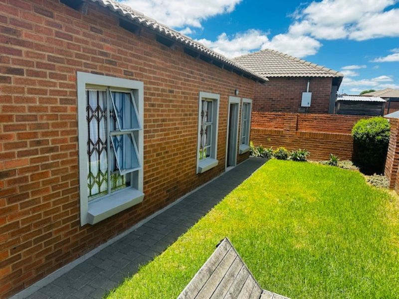 Townhouse For Sale in Terra Nova - Photo 4