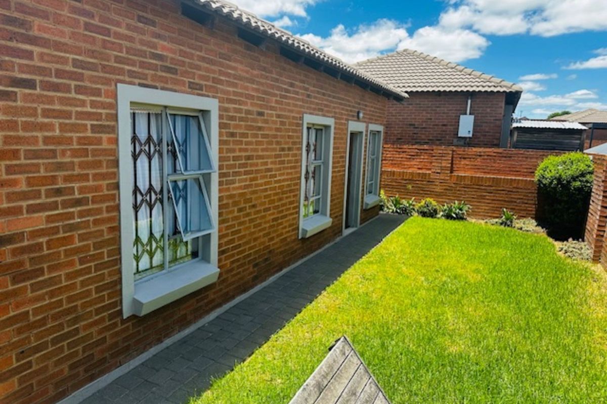 Townhouse For Sale in Terra Nova - Photo 4