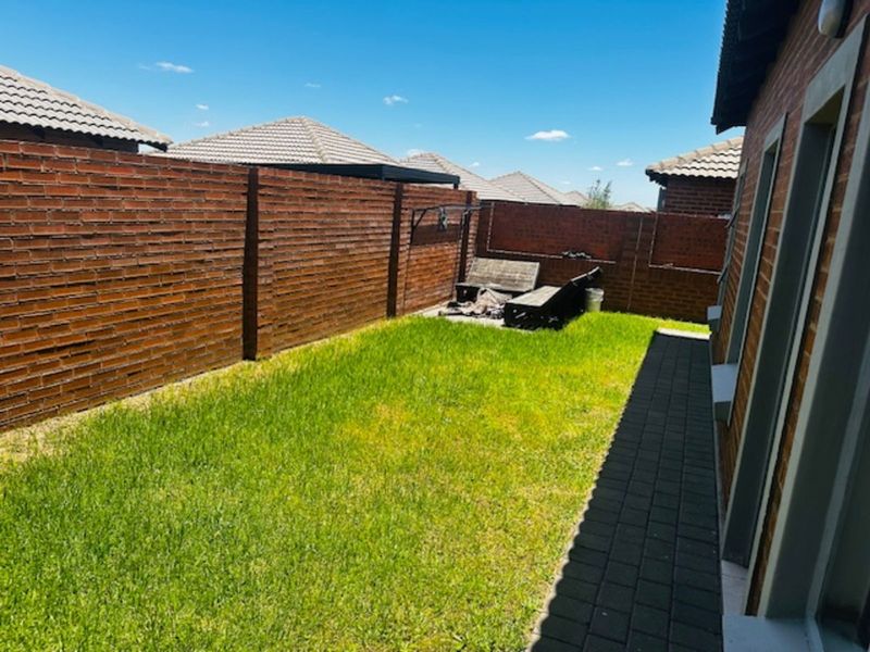 Townhouse For Sale in Terra Nova - Photo 3