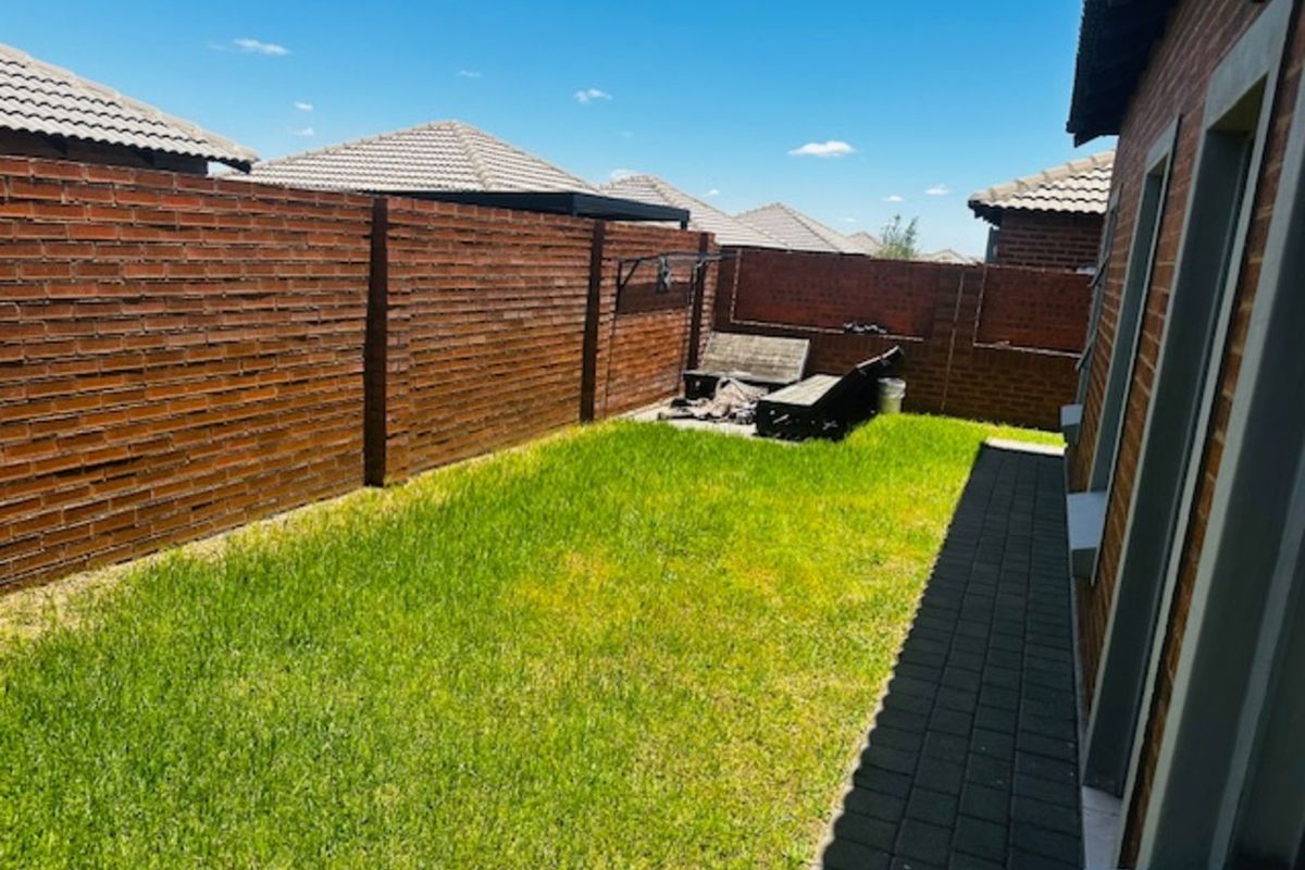 Townhouse For Sale in Terra Nova - Photo 3