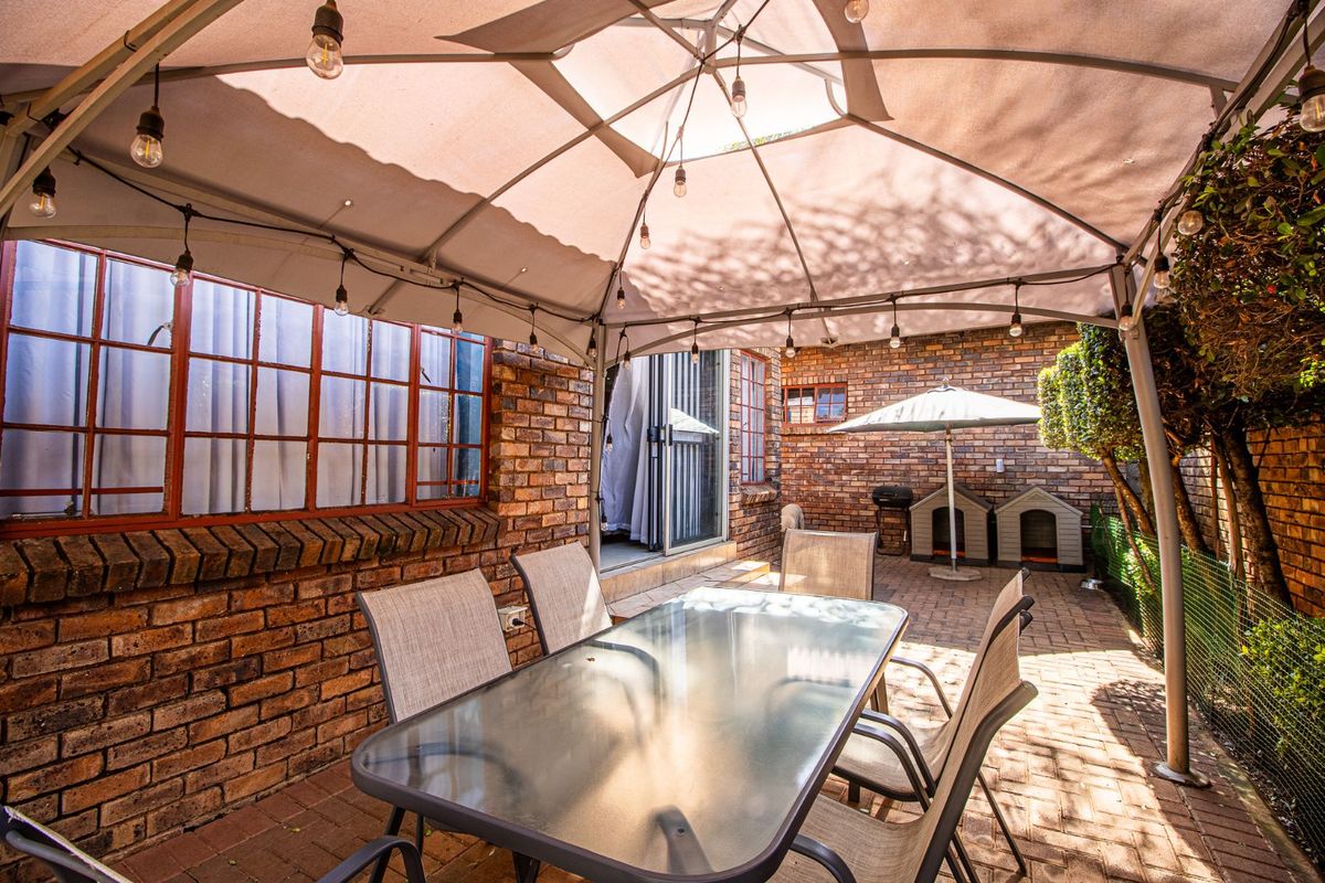 Townhouse For Sale in Doornpoort - Photo 2