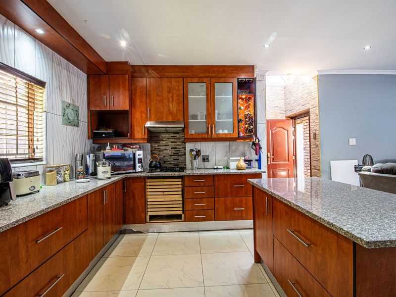 Townhouse For Sale in Doornpoort - Photo 8