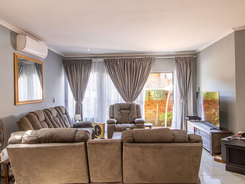 Townhouse For Sale in Doornpoort - Photo 6