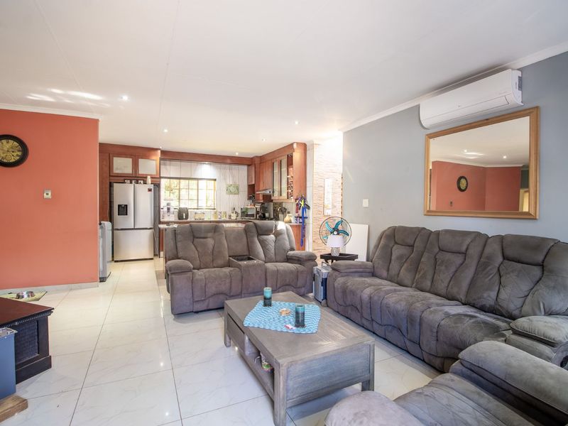 Townhouse For Sale in Doornpoort - Photo 5