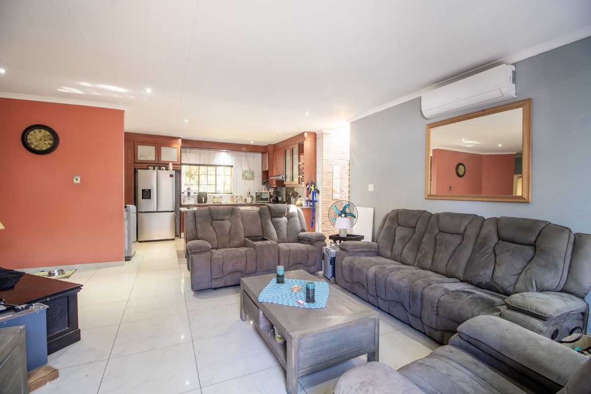 Townhouse For Sale in Doornpoort - Photo 5