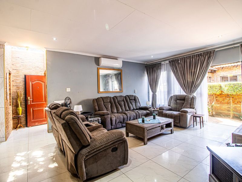 Townhouse For Sale in Doornpoort - Photo 4