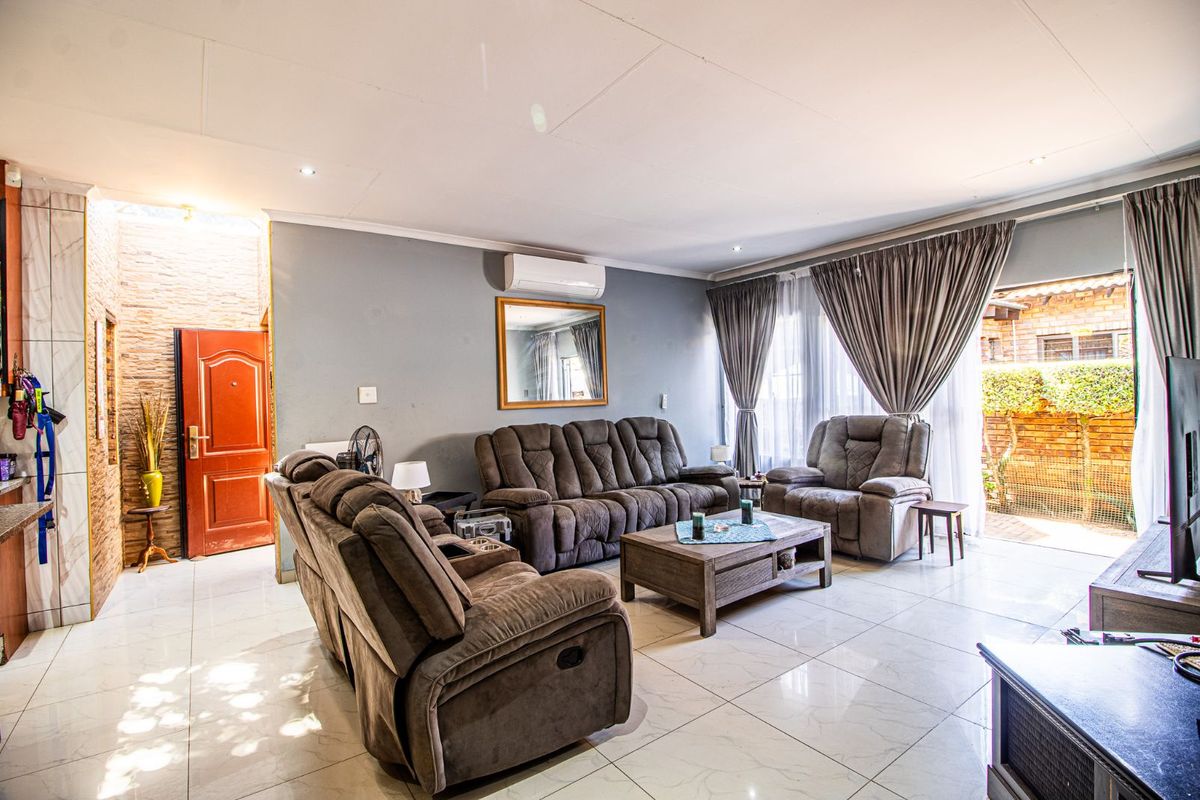 Townhouse For Sale in Doornpoort - Photo 4