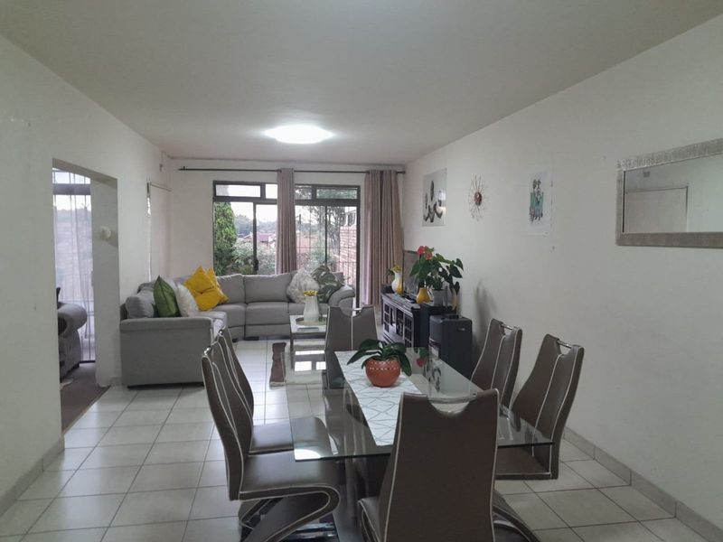 Townhouse For Sale in Corlett Gardens - Photo 4