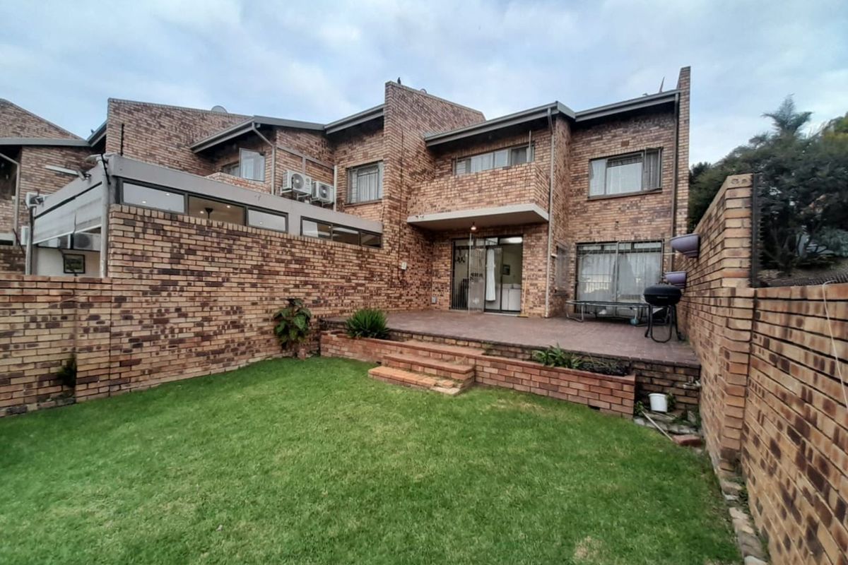 Townhouse For Sale in Corlett Gardens - Photo 3