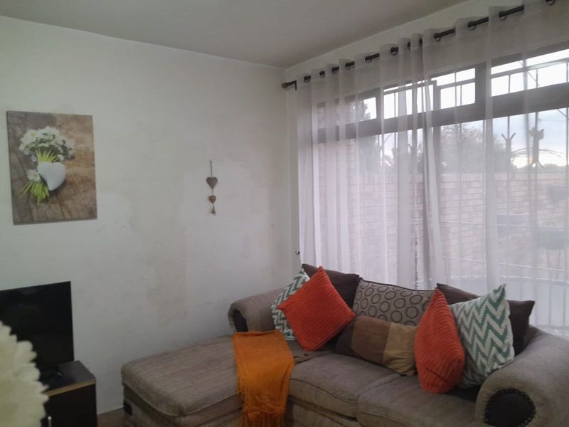 Townhouse For Sale in Corlett Gardens - Photo 7