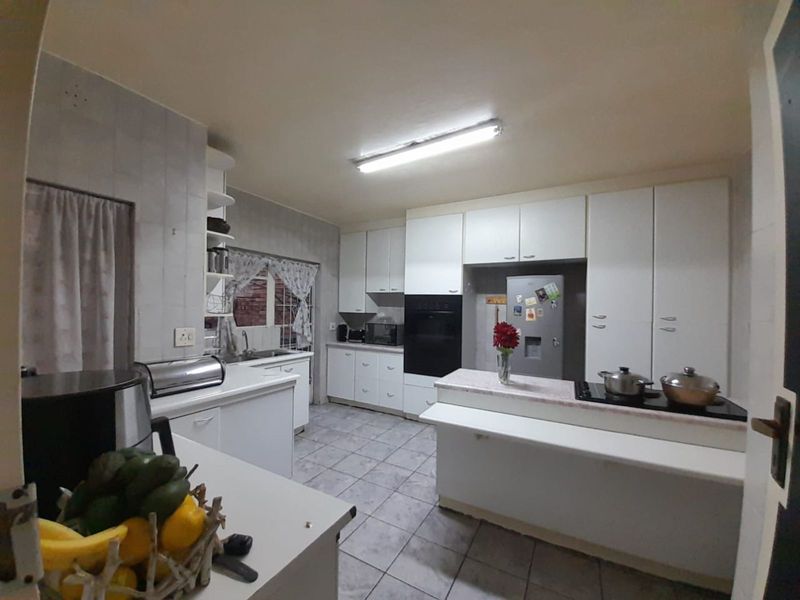 Townhouse For Sale in Corlett Gardens - Photo 5