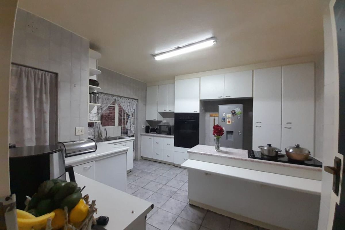 Townhouse For Sale in Corlett Gardens - Photo 5