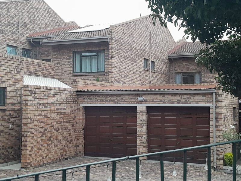 Townhouse For Sale in Corlett Gardens - Photo 2