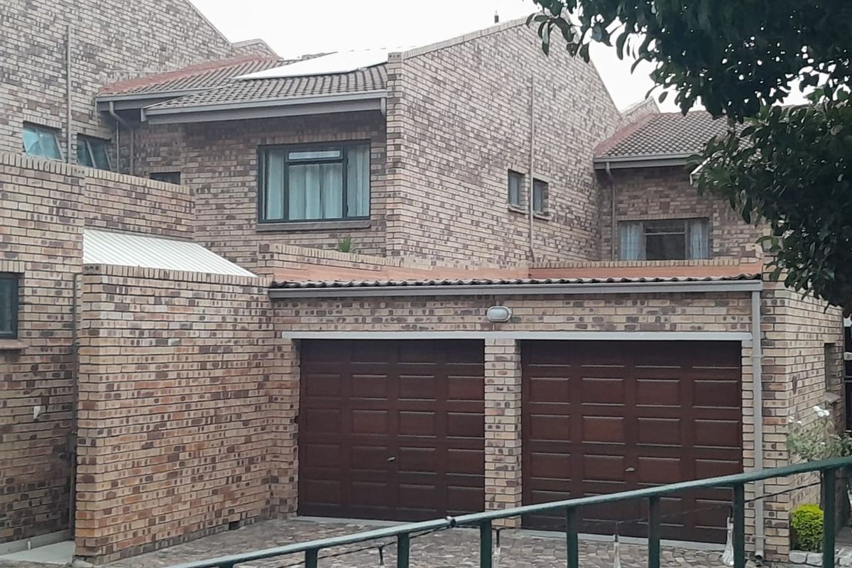 Townhouse For Sale in Corlett Gardens - Photo 2