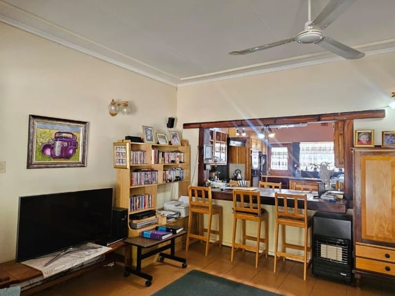 House For Sale in Monument Heights - Photo 3