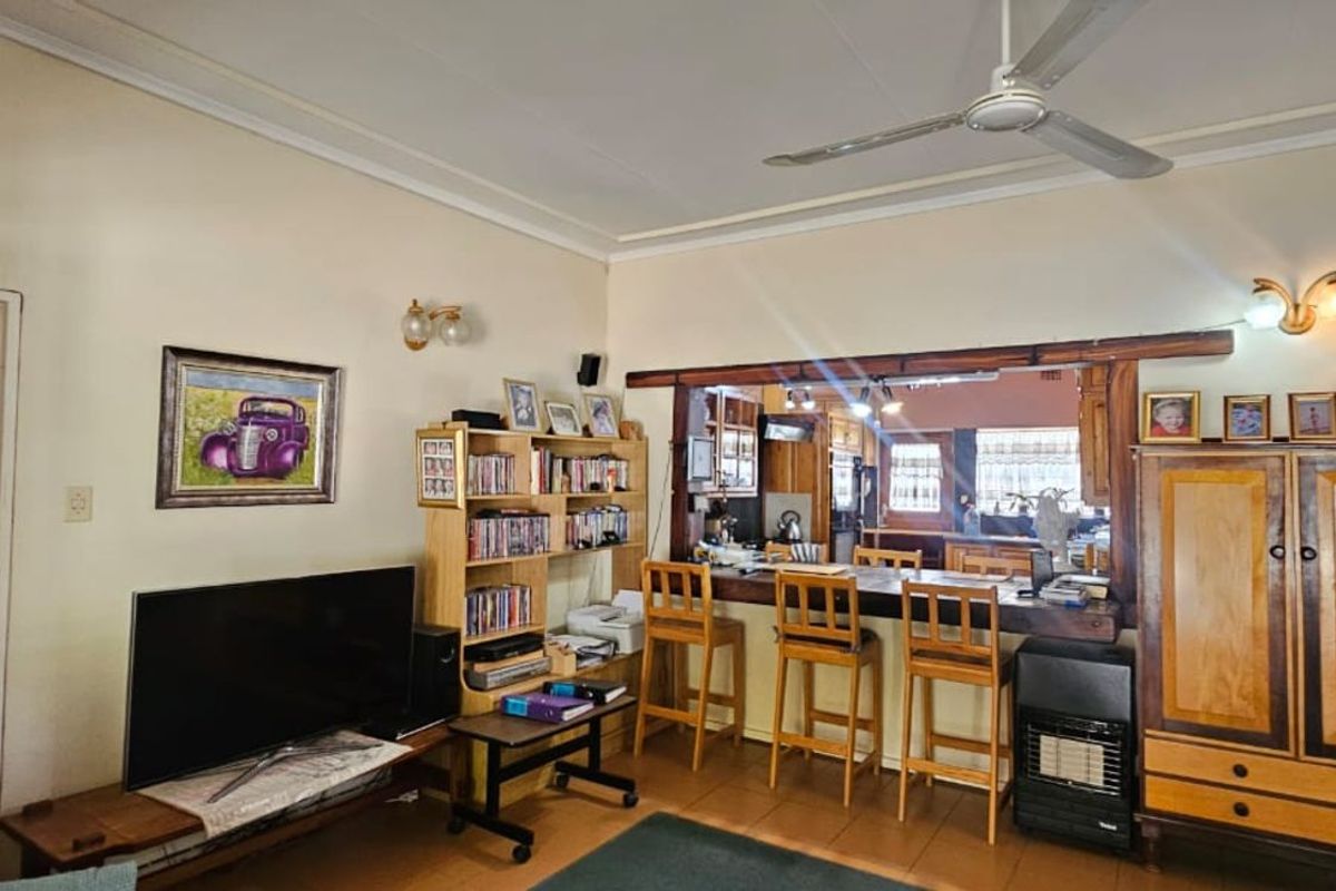 House For Sale in Monument Heights - Photo 3