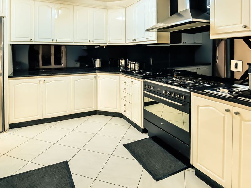 House For Sale in Charleston Hill - Photo 10