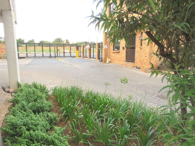 Apartment For Sale in Rooihuiskraal North - Photo 3