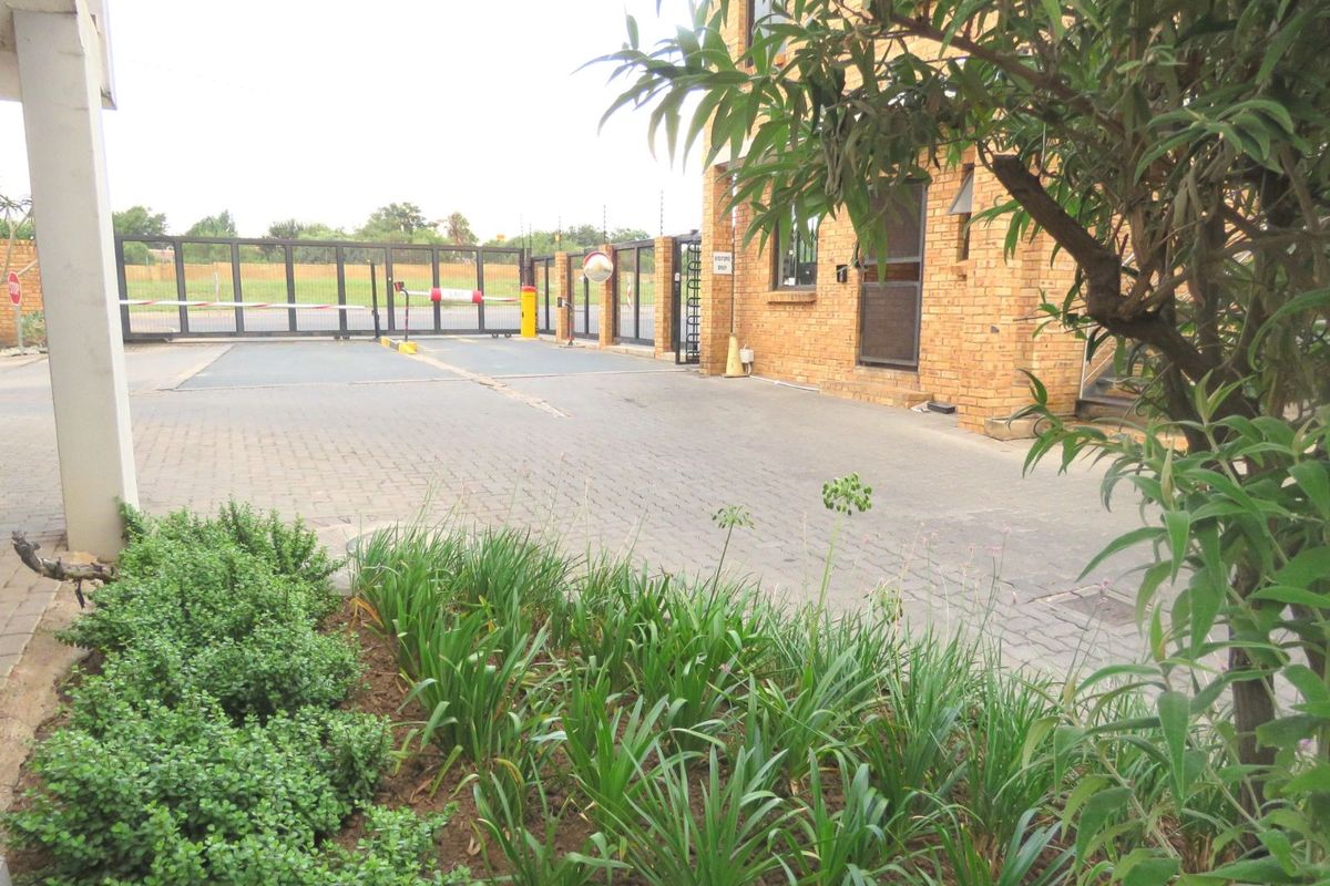 Apartment For Sale in Rooihuiskraal North - Photo 3