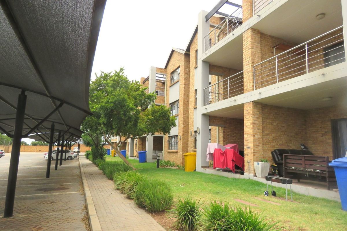 Apartment For Sale in Rooihuiskraal North - Photo 2