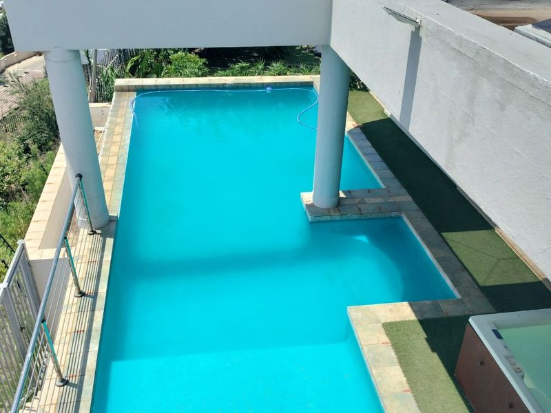 House For Sale in Constantia Kloof - Photo 2