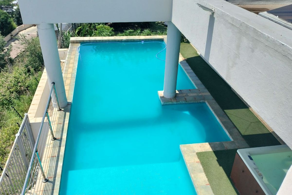 House For Sale in Constantia Kloof - Photo 2