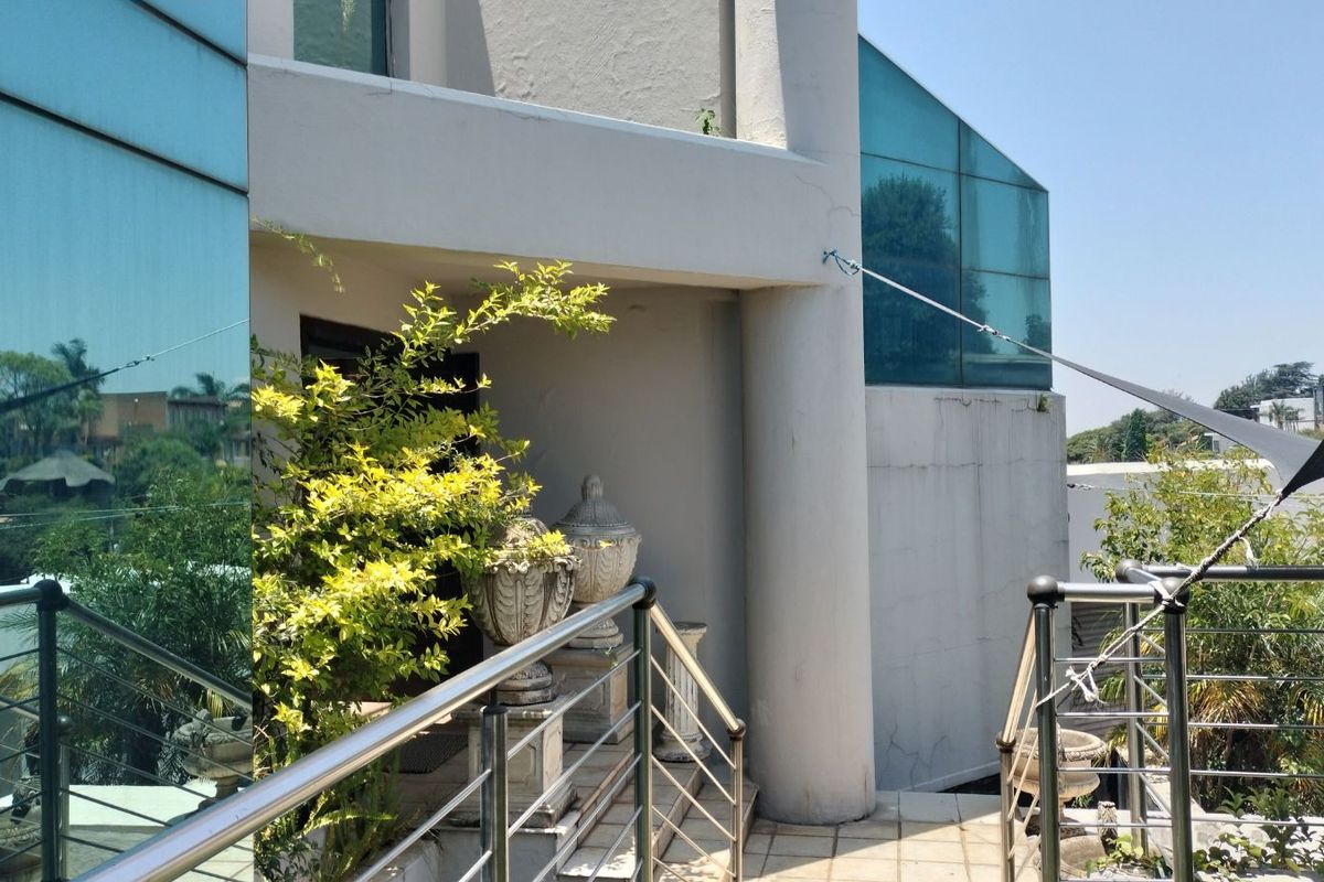 House For Sale in Constantia Kloof - Photo 3