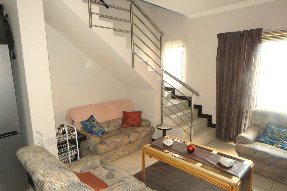 Townhouse For Sale in Rooihuiskraal North - Photo 2