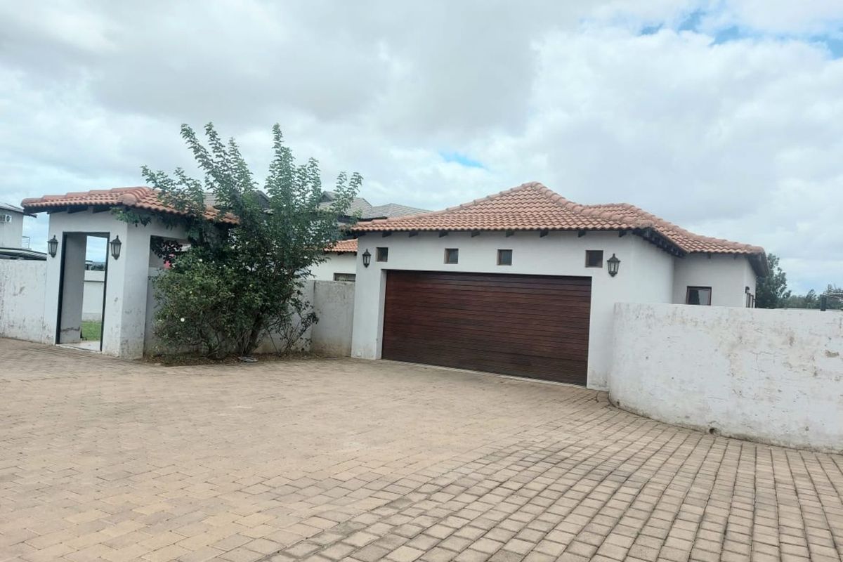 House For Sale in Savannah Country Estate - Photo 2