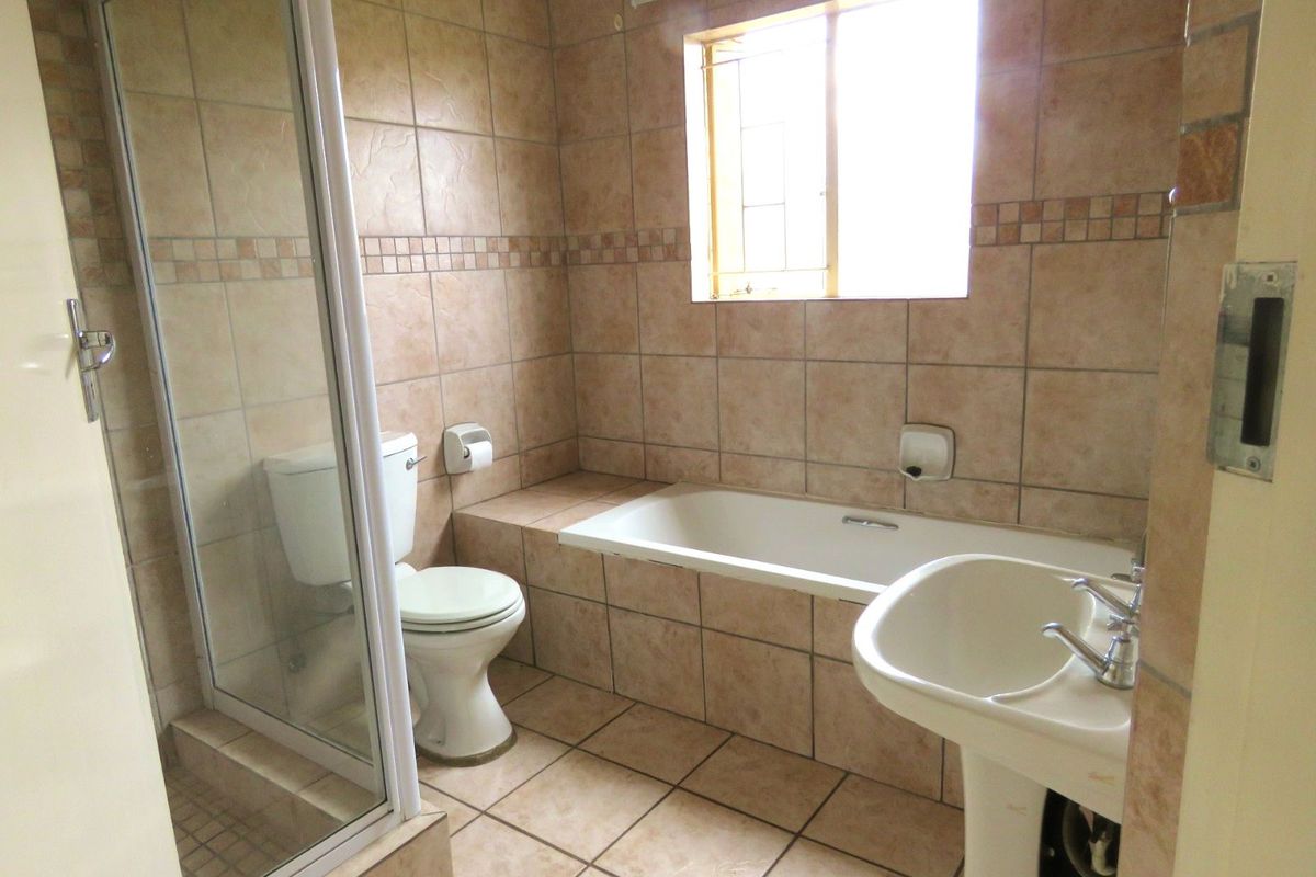 Apartment For Sale in Die Hoewes - Photo 3