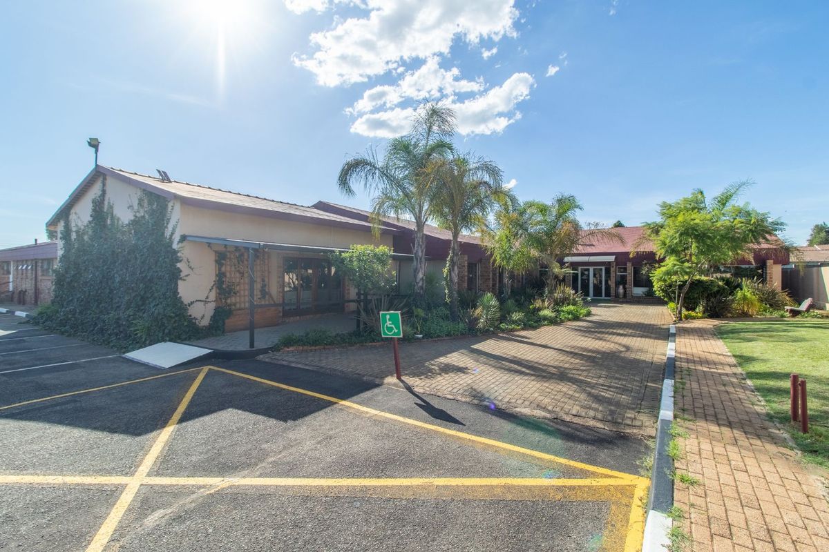 Guest House For Sale in Greenhills Ext 3 - Photo 4