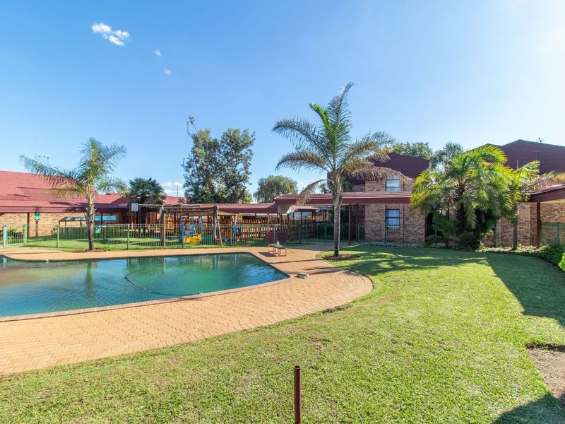 Guest House For Sale in Greenhills Ext 3 - Photo 6