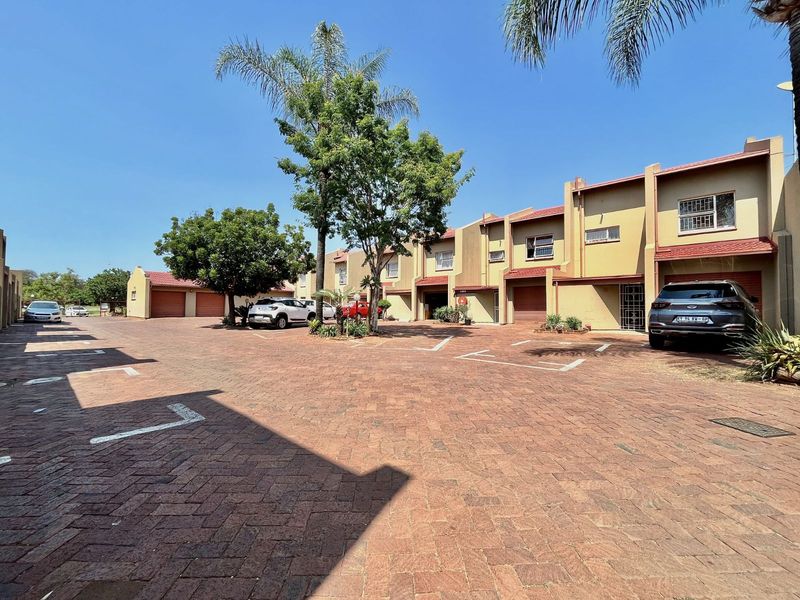 Townhouse For Sale in Dorandia - Photo 3