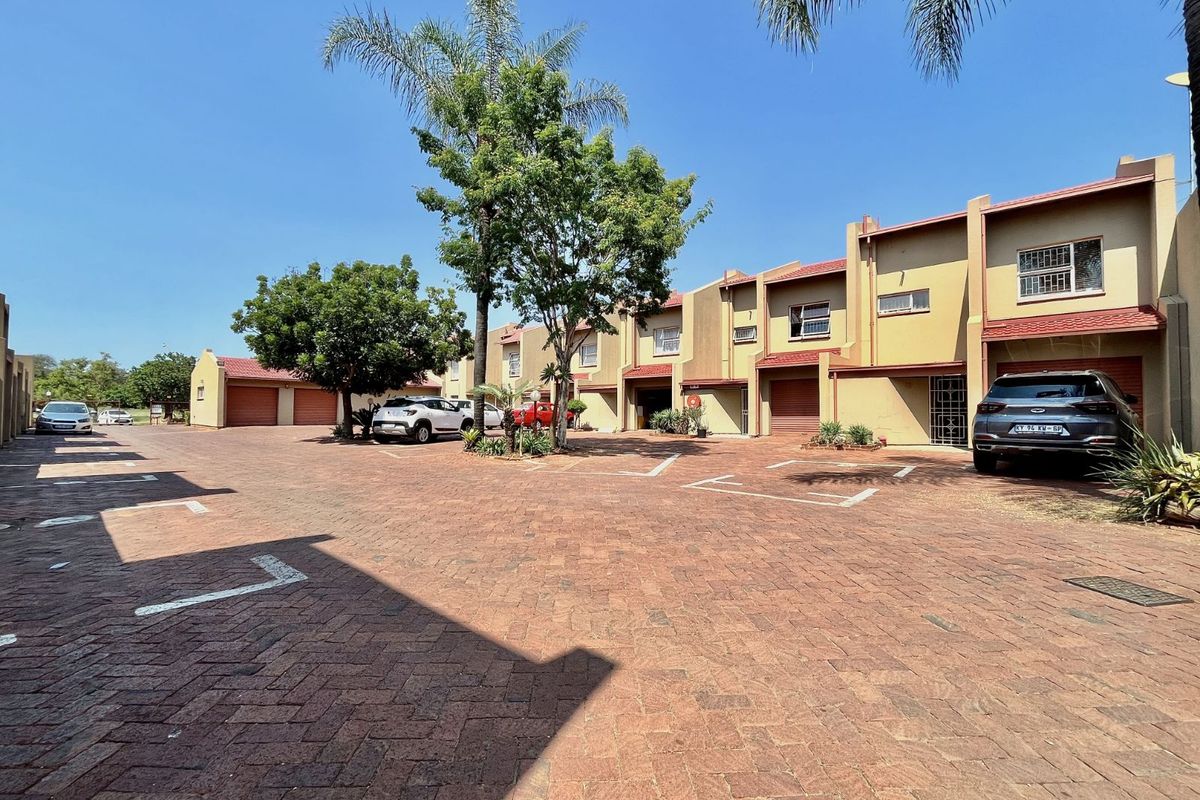 Townhouse For Sale in Dorandia - Photo 3