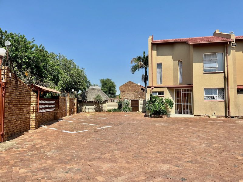 Townhouse For Sale in Dorandia - Photo 2