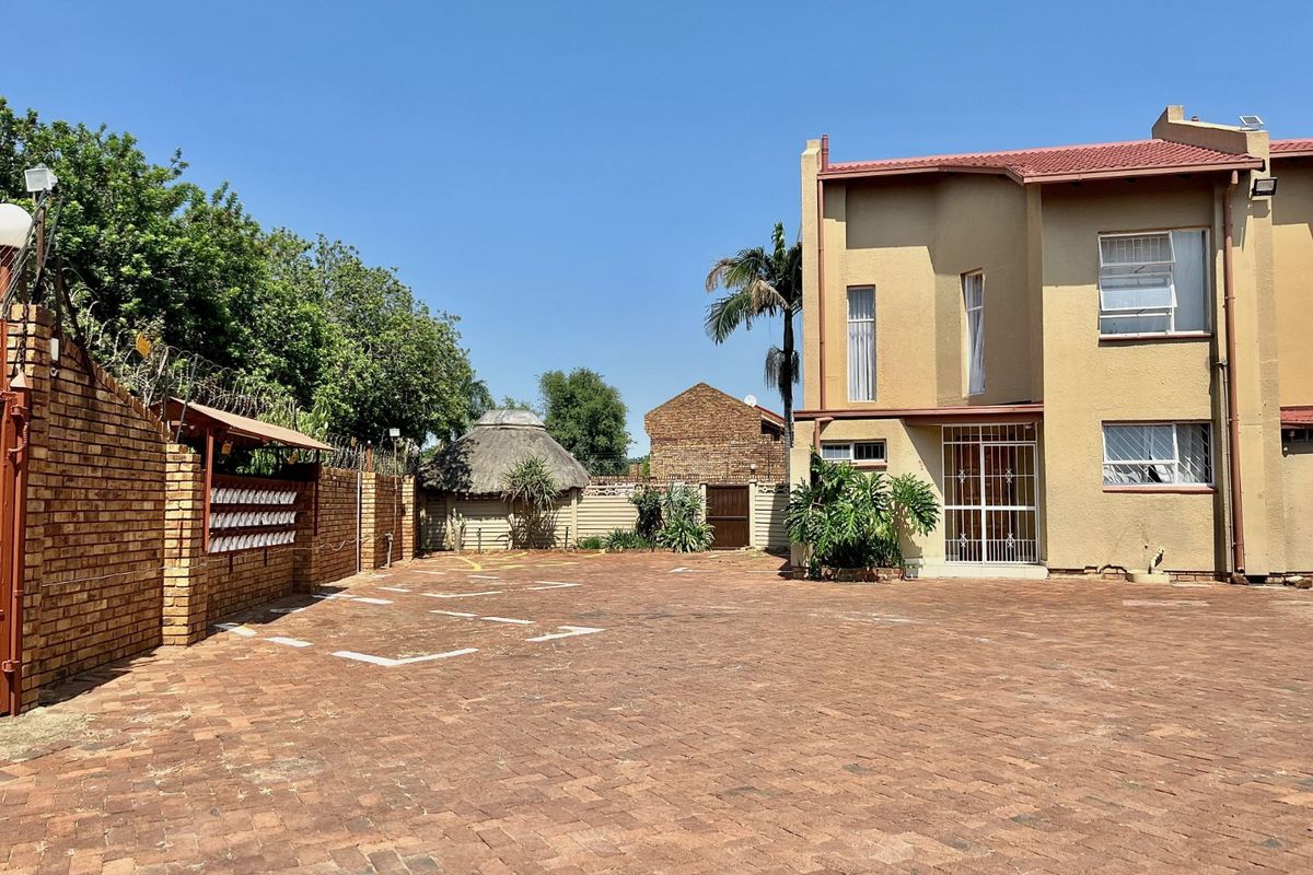 Townhouse For Sale in Dorandia - Photo 2