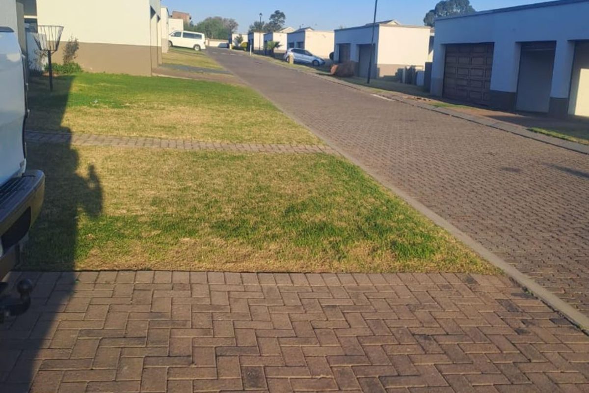 Townhouse For Sale in Tasbet Park - Photo 2