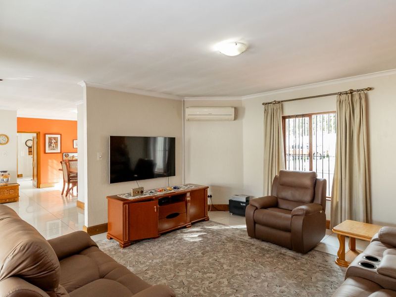 House For Sale in Bryanston East - Photo 3