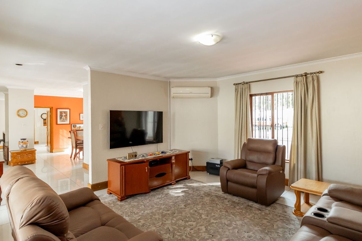 House For Sale in Bryanston East - Photo 3