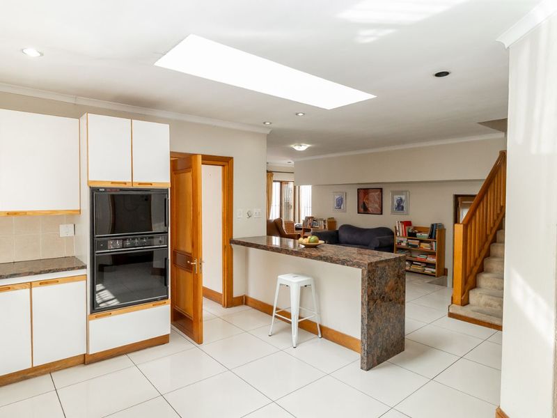 House For Sale in Bryanston East - Photo 2