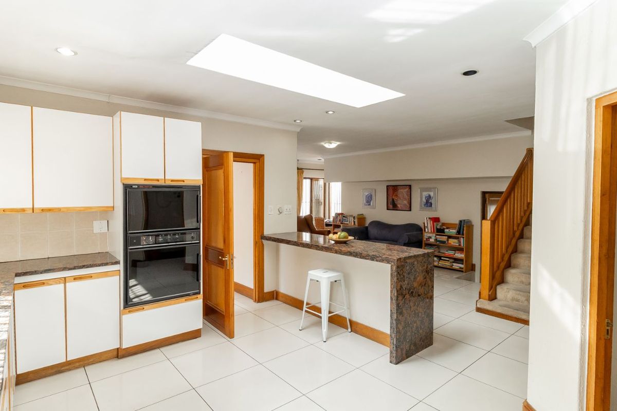 House For Sale in Bryanston East - Photo 2