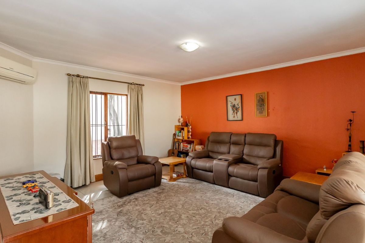 House For Sale in Bryanston East - Photo 5
