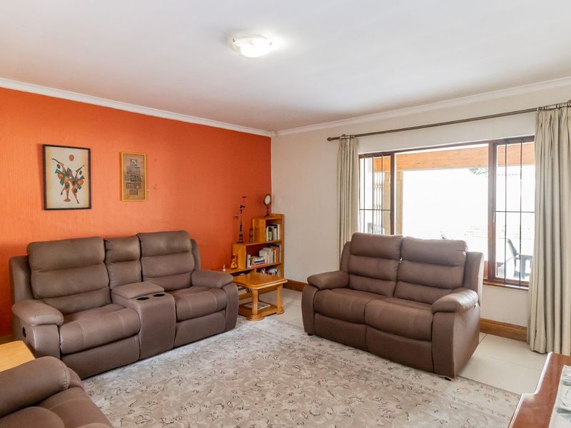 House For Sale in Bryanston East - Photo 4