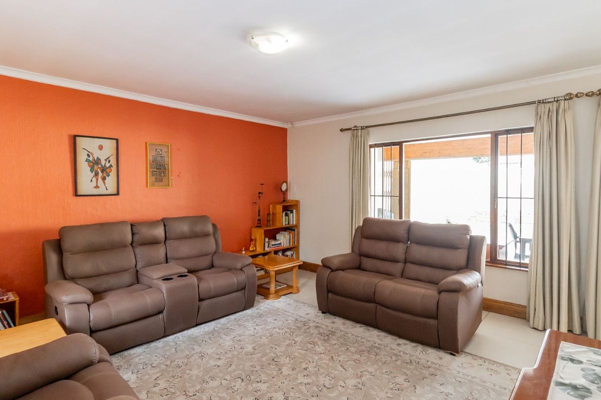 House For Sale in Bryanston East - Photo 4