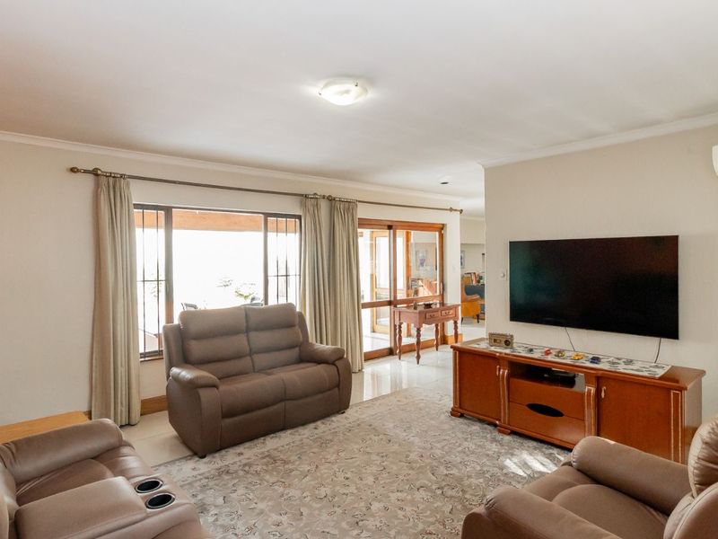 House For Sale in Bryanston East - Photo 6