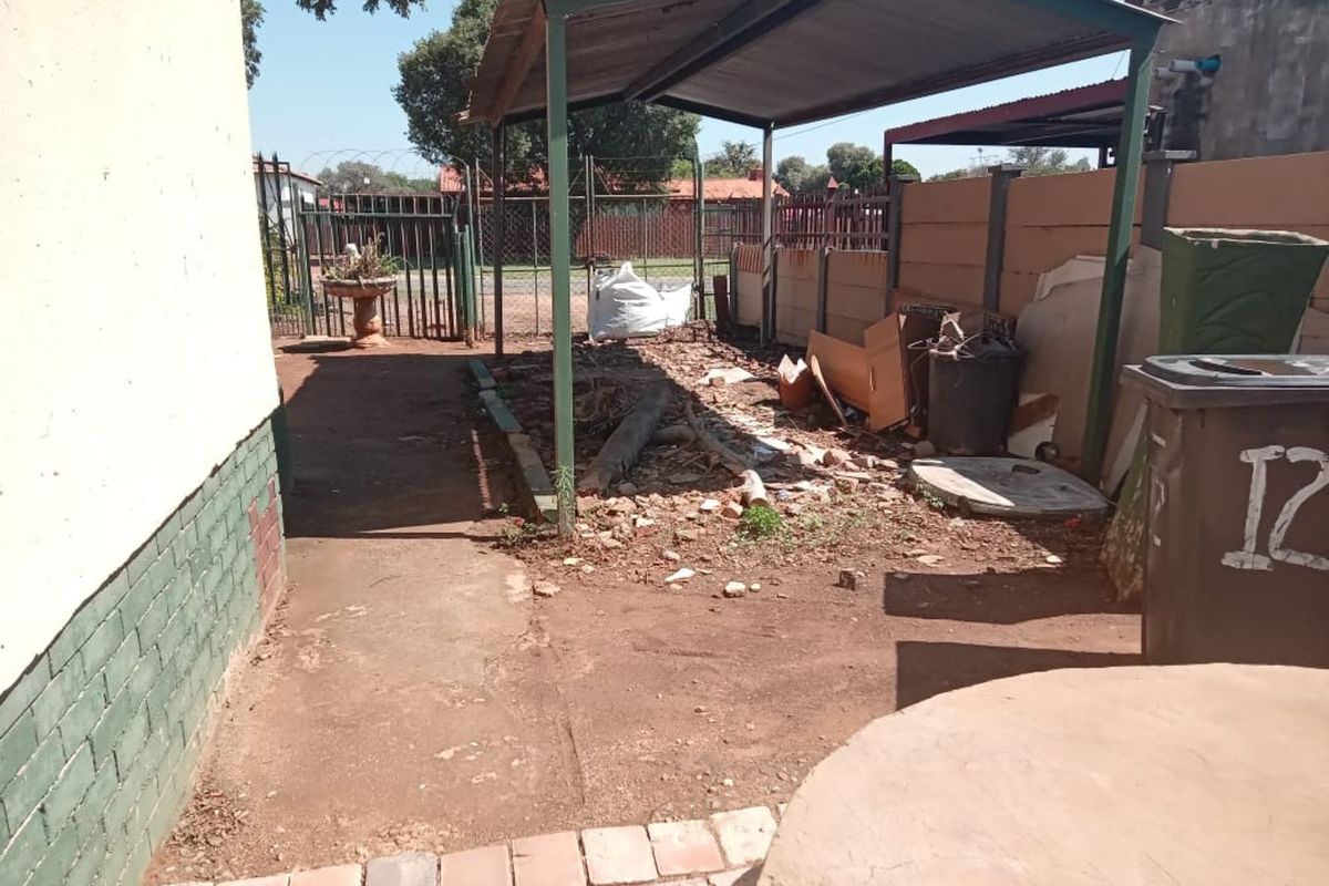 Townhouse For Sale in West Park - Photo 2